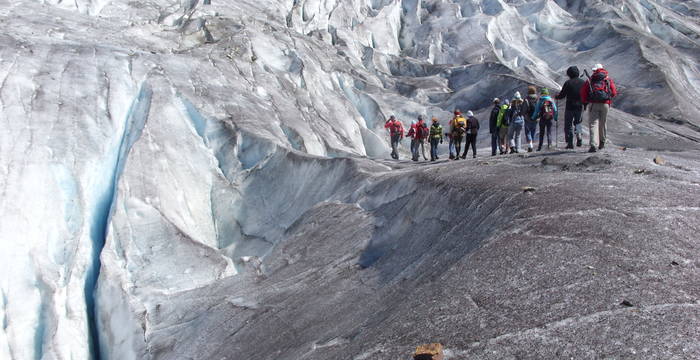 Gruppe auf Gletschertour © Pro Natura Zentrum Aletsch