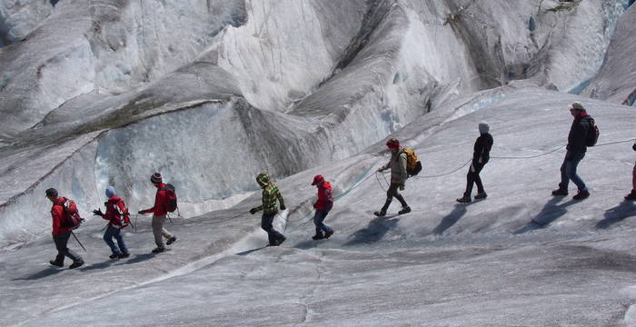 Gruppe auf Gletschertour © Pro Natura Zentrum Aletsch