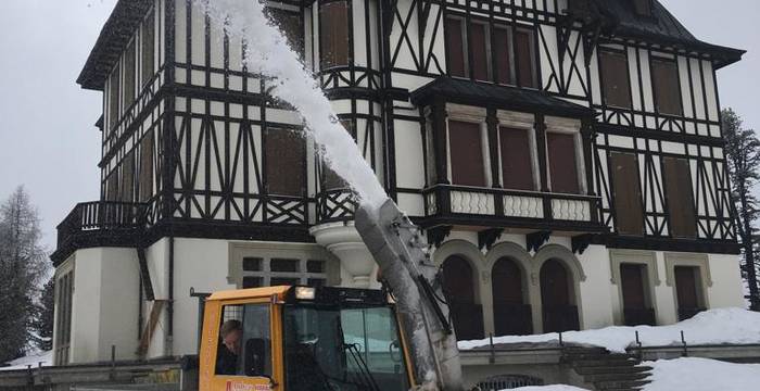29.5.19 - Avant la transformation de la Villa, la neige doit être dégagée.