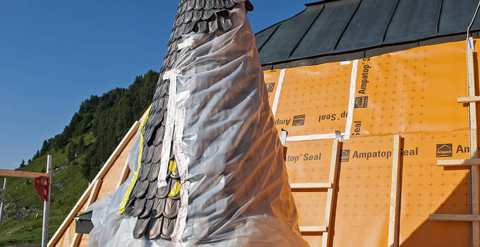 03.07.19 - Aufwändiges Ersetzen der unzähligen Kupferschindeln an den Türmen der Villa Cassel.