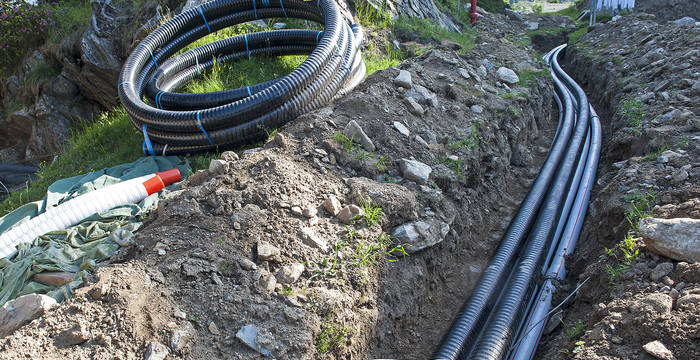 03.07.19 - Die neuen Leitungen von der Luft-Wasser-Wärmepumpe beim Chalet zur Villa Cassel sind verlegt.