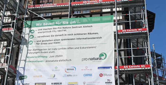 28.06.19 - L'échafaudage grandit, une affiche informe sur la rénovation.