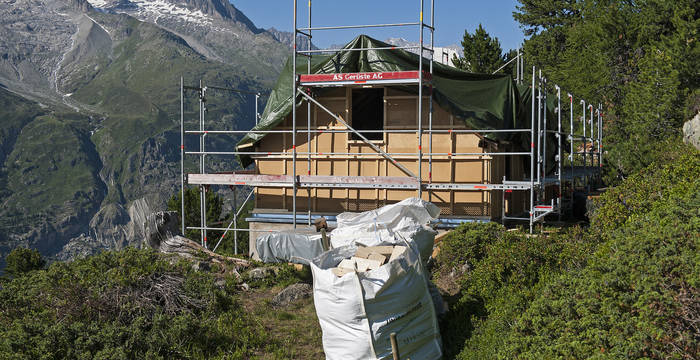 23.07.19 - Auch der teilweise Neubau unserer Unterkunft für Mitarbeitende, dem Bellevue, schreitet zügig voran. Dem schönen Wetter sei dank!