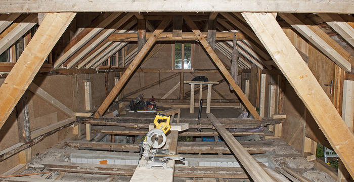 11.8.19 - Le travail de menuiserie à l’intérieur du Bellevue, notre hébergement des collaborateurs, commence.