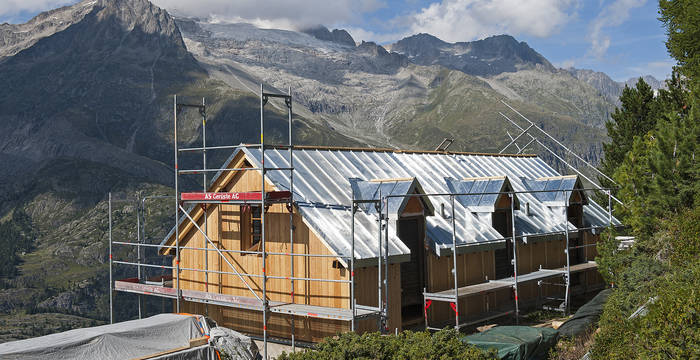 1.9.19 - Aussi le Bellevue, notre hébergement des collaborateurs, reçoit un nouveau toit dans le style de l’ancien.