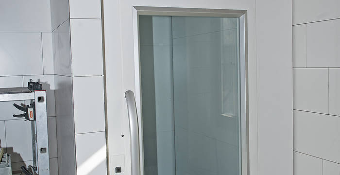 1.9.19 - Der Einbau des neuen Lifts von der Küche im UG zu den neuen Speisesälen im EG ist vollendet.