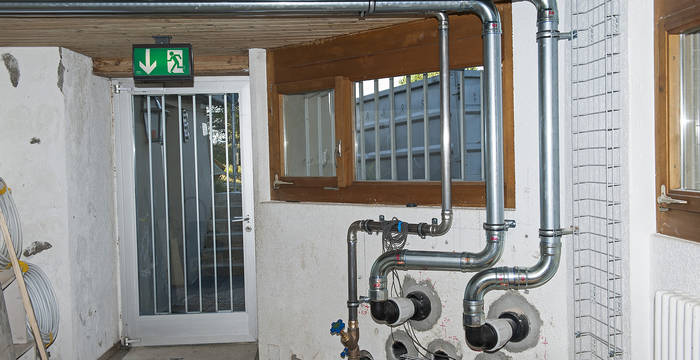 21.9.19 - Les tuyaux du nouveau chauffage vont du chalet à l'entrée des hôtes de la villa.