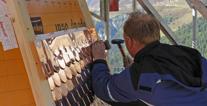 6.10.19 - An diesem Turm werden die Schindeln in Bänder montiert.