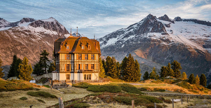 Villa Cassel en été avec visiteurs sur la terrasse