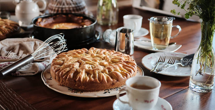 Hausgemachter Kuchen und Bio-Kaffee