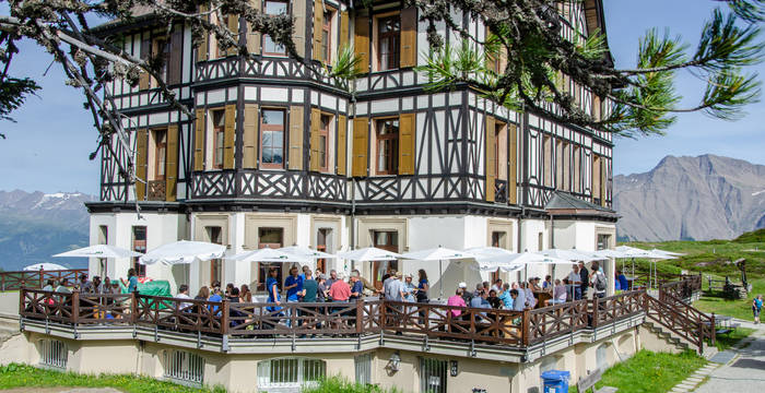 Apéro auf der Terrasse im Tee-Salon