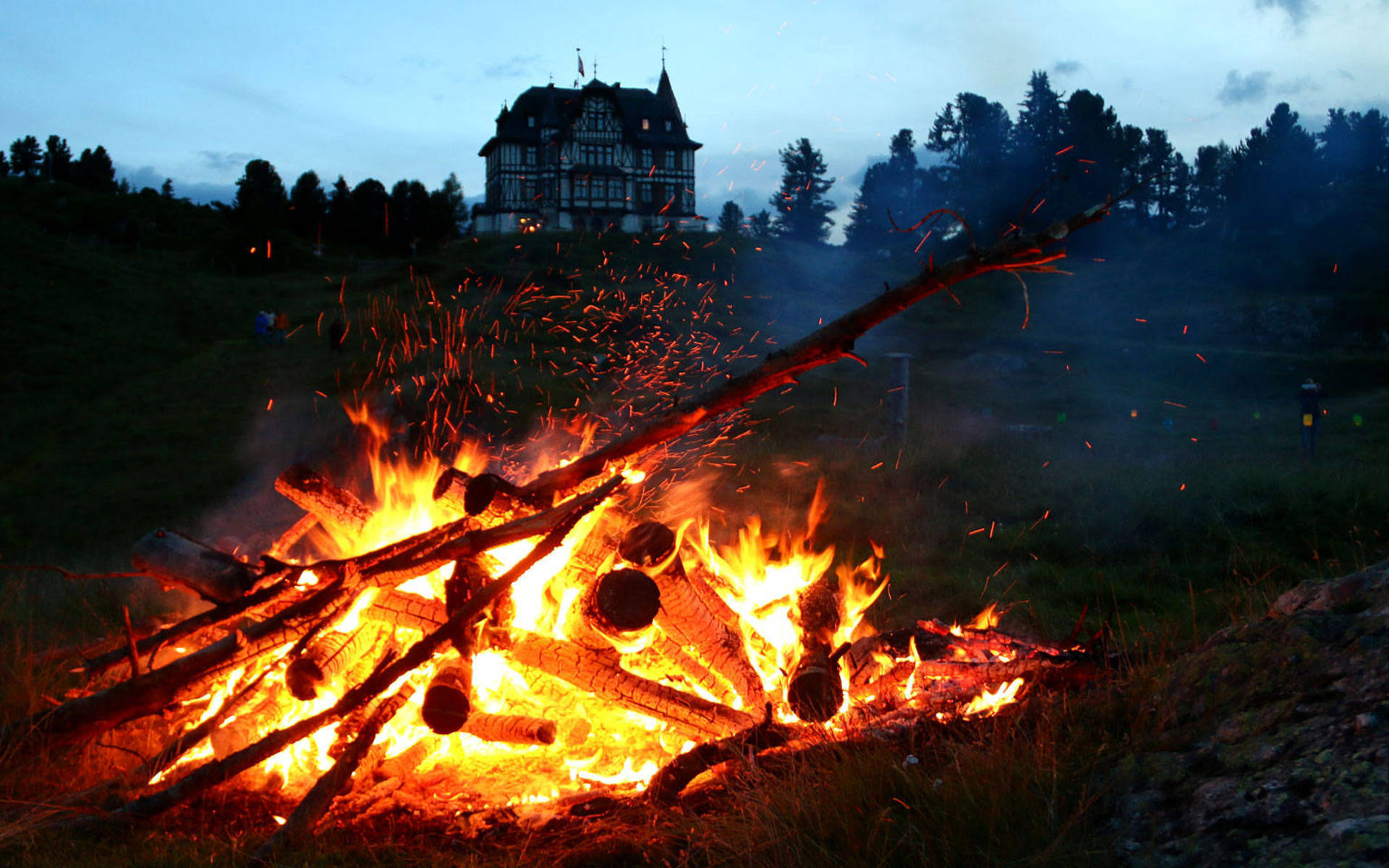 1. Augustfeuer vor der Villa Cassel © Pro Natura