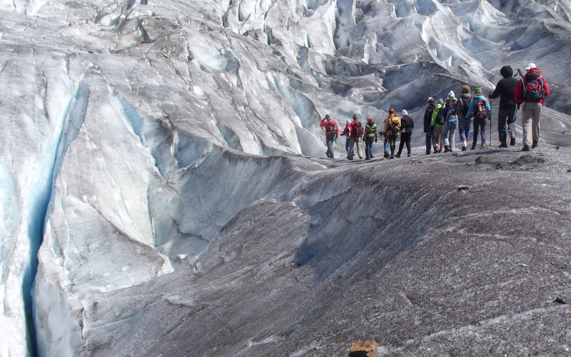 Groupe en excursion sur le glacier © Pro Natura Zentrum Aletsch