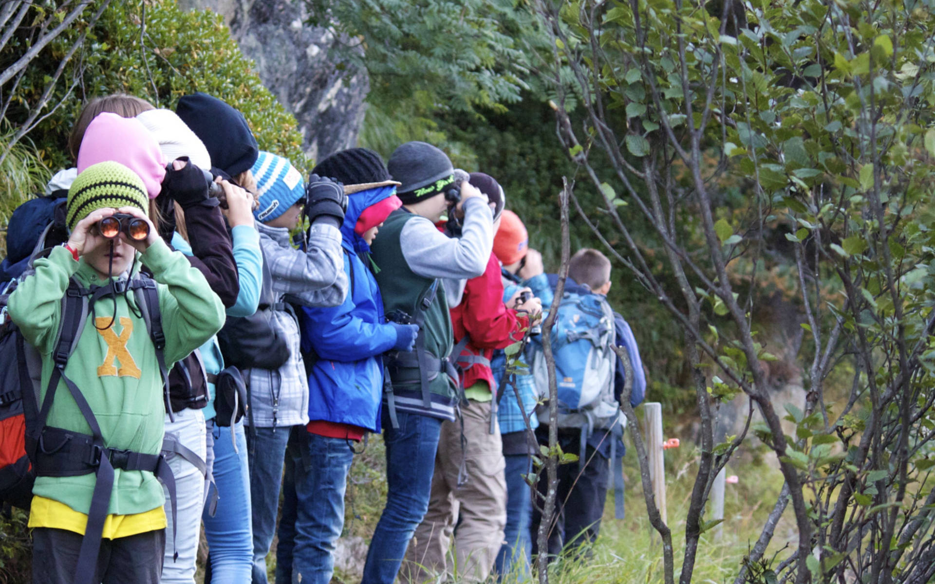 Kinder mit Feldstecher auf einer Wildbeobachtung @ Pro Natura Zentrum Aletsch