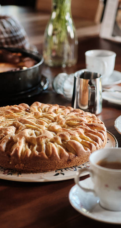 Hausgemachter Kuchen und Bio-Kaffee