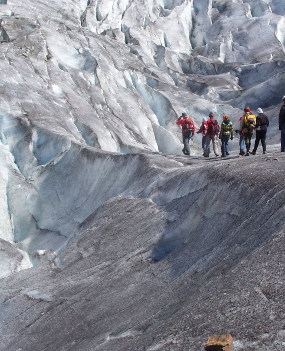 Groupe en excursion sur le glacier