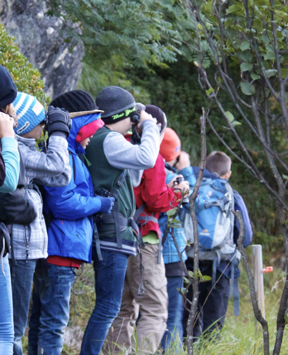 Kinder mit Feldstecher auf einer Wildbeobachtung @ Pro Natura Zentrum Aletsch