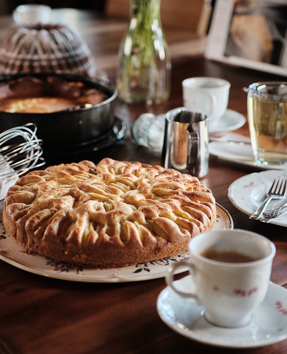 Hausgemachter Kuchen und Bio-Kaffee